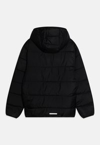 Giacca a vento nera con cappuccio. Presenta pannelli trapuntati, polsini elasticizzati e un dettaglio riflettente sull'orlo. Superficie esterna liscia.