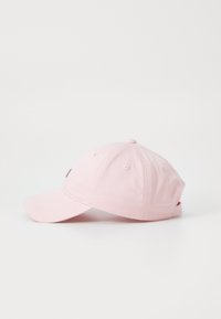 Gorra de béisbol rosa con visera curvada, diseño de seis paneles y orificios de ventilación. El material tiene una textura suave con un acabado liso.