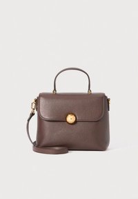 Brun læderhåndtaske med en tekstureret finish, guldfarvet metal, et håndtag øverst og en aftagelig strop. Har en frontklap med en rund knaplukning.