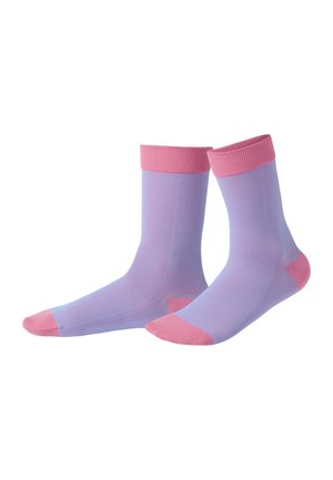 Lila gerippte Socken mit pinkfarbenen Bündchen, Zehen und Fersen, nebeneinander auf weißem Hintergrund gezeigt.