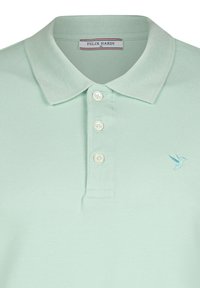 Polo shirt verde menta in cotone, con pattina a tre bottoni, colletto corto e logo di un uccello azzurro ricamato sul petto.
