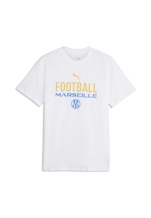 Biała koszulka z krótkim rękawem z żółtym "FOOTBALL," niebieskim "MARSEILLE," niebieskim logo oraz złotym logo Puma nad tekstem na środku przodu.