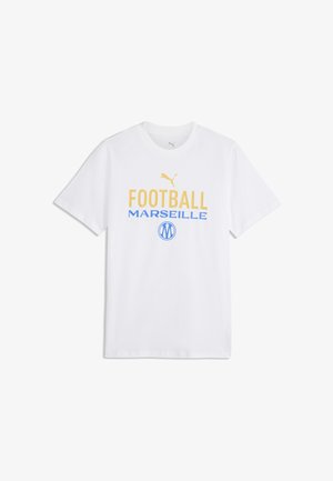 Hvid T-shirt med korte ærmer med gul "FOOTBALL," blå "MARSEILLE," blå logo og gyldent Puma-logo over tekst på front midt.