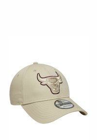 Beige Baseballkappe mit leicht gebogenem Schirm und einem gestickten Bullenlogo in Dunkelbraun auf der Vorderseite. Verstellbarer Hinterriemen inklusive.