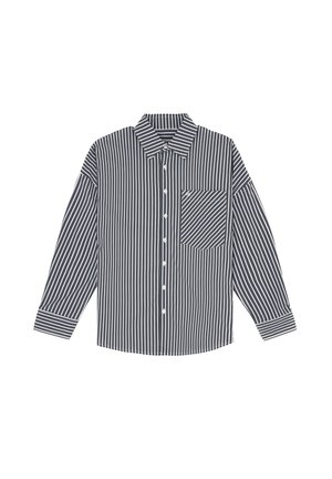Camicia a righe blu navy e bianca, con colletto a punta, maniche lunghe, taschino sul petto e orlo dritto.