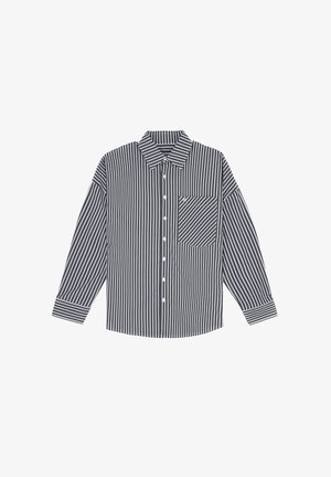 Camicia a righe blu navy e bianca, con colletto a punta, maniche lunghe, taschino sul petto e orlo dritto.