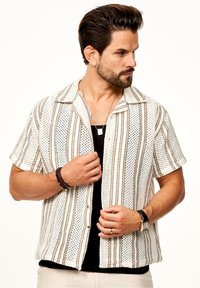 Kurzärmliges Hemd mit einem weißen Hintergrund und braunen vertikalen Streifen sowie einem offenen Kragen. Strukturierter Stoff mit Knopfdetails.