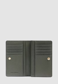 Groene leren portemonnee met een gestructureerde afwerking, voorzien van meerdere kaartvakken, een drukknoopsluiting en een glad interieur. Accenten in gouden tint.