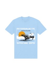 Světle modré tričko s grafickým designem vesmírné lodi proti žlutému slunci, s textem "Intergalactic Special Ops" a technickými detaily.