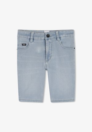 Shorts in denim azzurro chiaro con taglio dritto, cinque tasche e etichetta con logo nero sulla parte anteriore della cintura. Texture liscia e design classico.