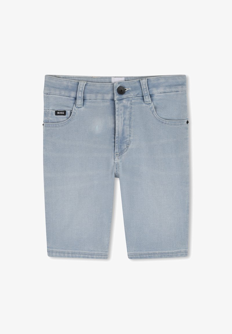 Shorts en denim bleu clair avec une coupe droite, cinq poches et une étiquette logo noire sur la ceinture avant. Texture lisse et design classique.