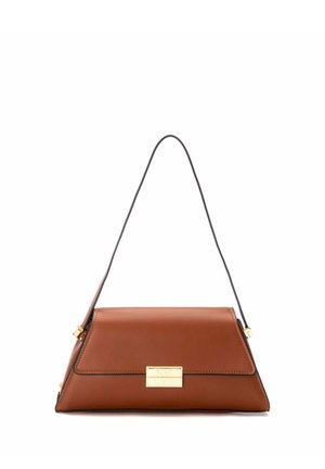 Bolso de mano de cuero marrón con forma triangular, herrajes dorados y una correa negra para el hombro. Textura suave con un diseño estructurado.