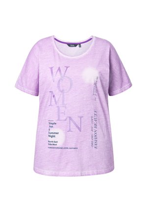 Levandulové tričko s krátkým rukávem s nápisem "WOMEN" a různými frázemi jako "Jednoduché radosti a letní noci" a "Krása módy" vytištěnými na přední straně.