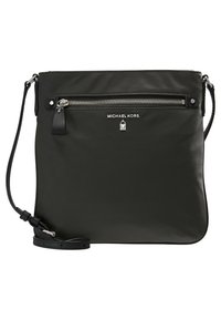 Sort nylon crossbody taske med en lynlåslomme foran, sølvfarvet hardware og en justerbar rem. Logo vist på forsiden.