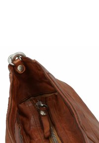 Borsa in pelle marrone con una superficie liscia, dotata di una tasca con zip interna e accessori metallici argentati. Design a apertura superiore, senza modelli visibili.