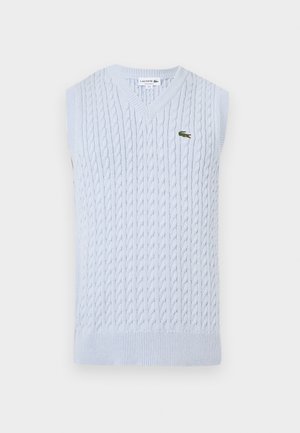 Gilet sans manches en tricot de câble bleu clair avec col en V et petit logo crocodile vert brodé de Lacoste sur la poitrine gauche.