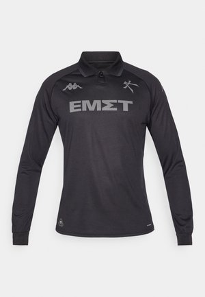 Langärmeliges schwarzes Poloshirt aus atmungsaktivem Stoff, mit grauem Text und Logos, einem Kragen und elastischen Bündchen.