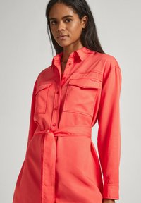 Pepe Jeans Tričkové šaty - crispy red