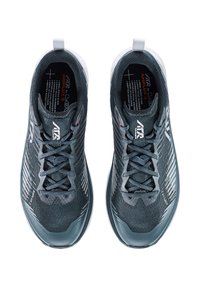 Scarpe sportive grigie con una tomaia in mesh testurizzato, dettagli riflettenti e suola in gomma. Presentano lace tradizionale e collo imbottito.