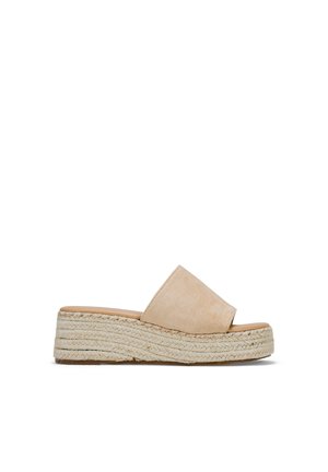 Sandalias de cuña de ante beige con una amplia banda superior, plataforma de yute trenzado y plantilla suave. Detalle texturizado en la suela de yute.