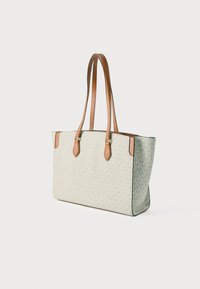 Τσάντα tote μπεζ με μοτίβο λογότυπου MK, ραφές και λαβές από δέρμα ταμπά, δομημένο σχήμα και αντίθετο σκουροπράσινο περιθώριο.