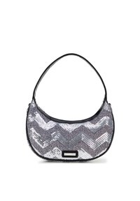 Hobo-tas met een zwarte schouderband, voorzien van een metallic zilver en grijs chevron-paillettenpatroon op een gestructureerd oppervlak. Aangevuld met een metalen logoplaatje.