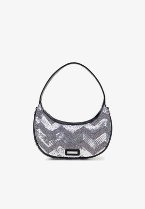 Hobo taška s černým popruhem, která má kovový stříbrný a šedý chevron vzor z flitrů na texturovaném povrchu. Ozdobena kovovou logovou destičkou.
