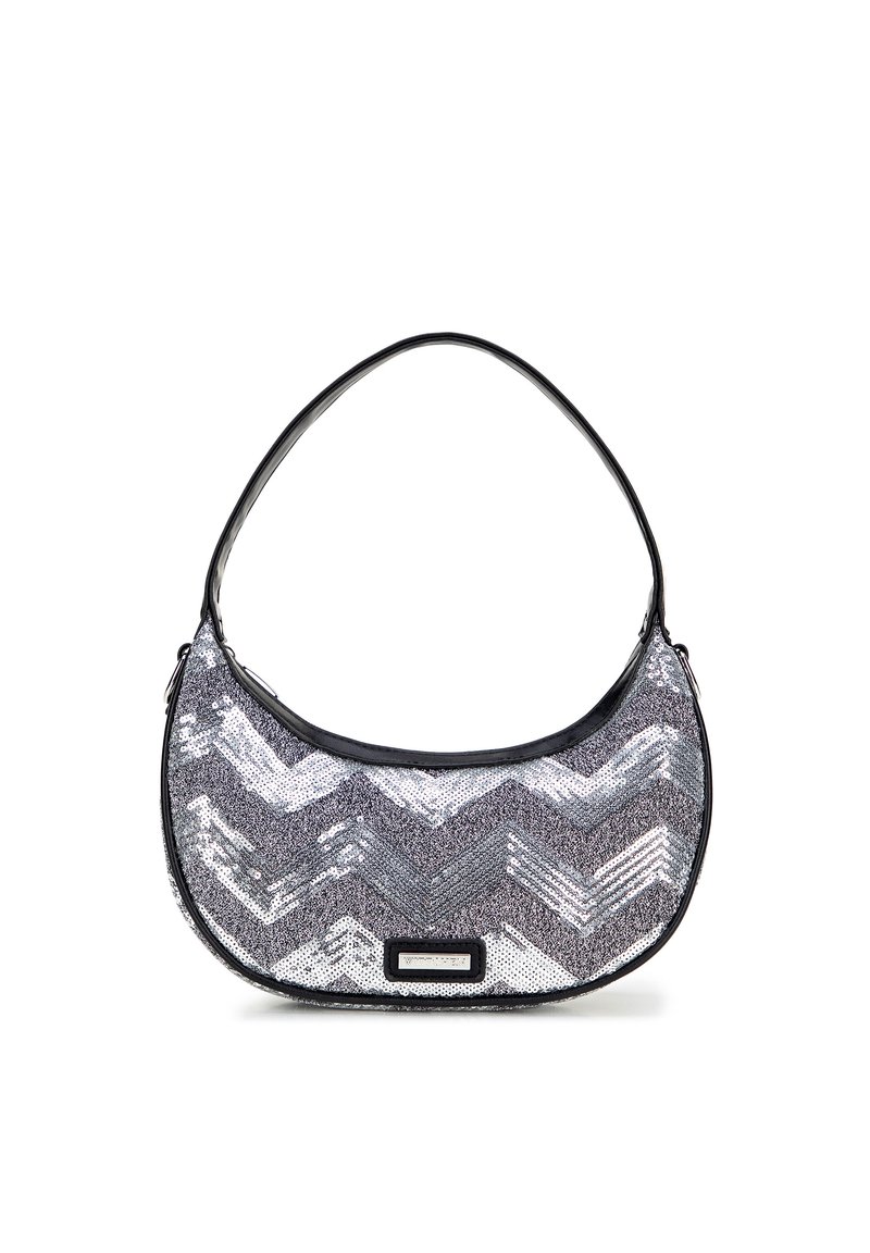Hobo-tas met een zwarte schouderband, voorzien van een metallic zilver en grijs chevron-paillettenpatroon op een gestructureerd oppervlak. Aangevuld met een metalen logoplaatje.