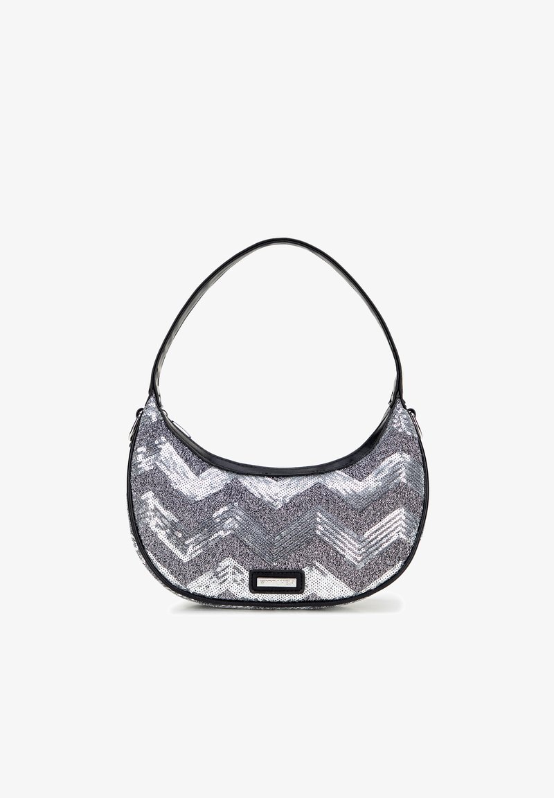 Hobo-tas met een zwarte schouderband, voorzien van een metallic zilver en grijs chevron-paillettenpatroon op een gestructureerd oppervlak. Aangevuld met een metalen logoplaatje.