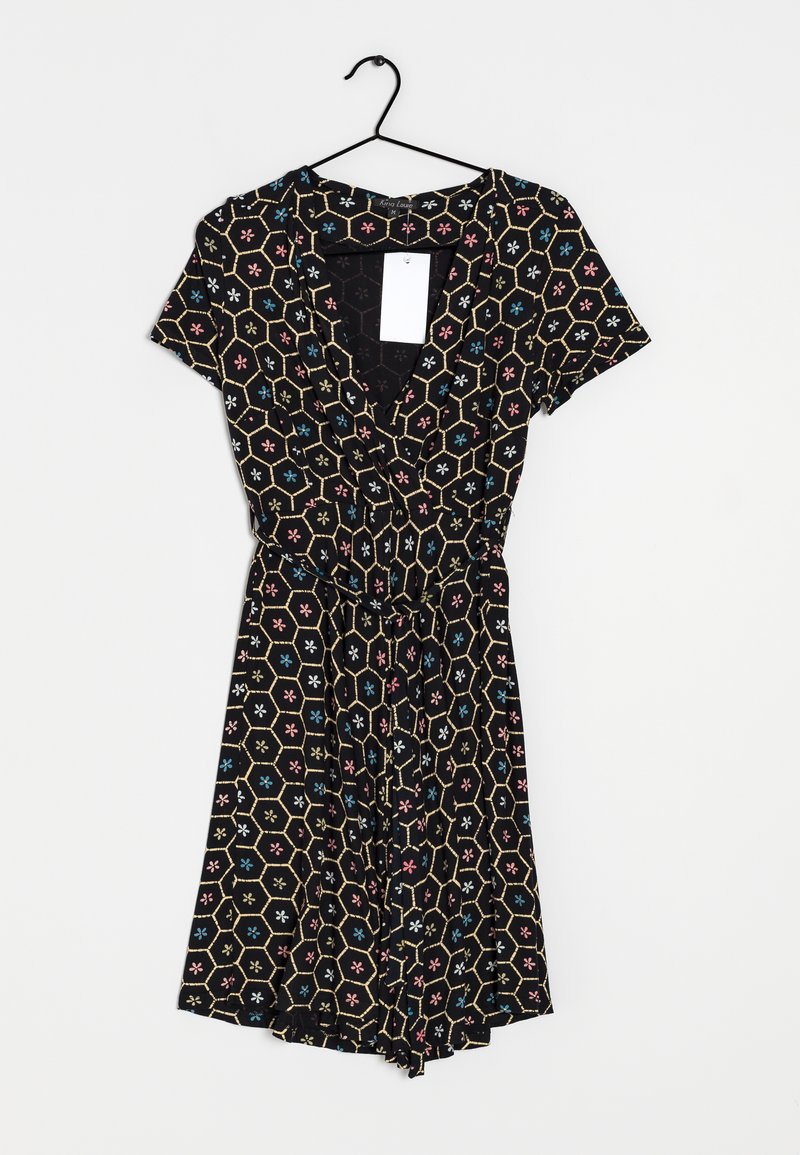 Černé šaty s geometrickým vzorem hexagonů a barevných květin v růžové, modré a bílé barvě. Výstřih do V a krátké rukávy.