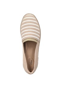 Beige Slipper mit weißen horizontalen Streifen, Obermaterial aus Canvas, abgerundete Spitze und weicher Innenauskleidung. Leichtes Design mit minimalen Akzenten.