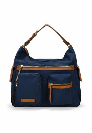 Bolsa de nailon azul marino con acentos de cuero marrón, cuenta con dos bolsillos frontales y cremalleras en tono dorado. Tiene una correa corta para el hombro.