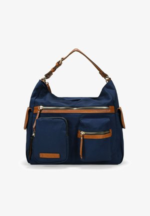 Bolsa de nailon azul marino con acentos de cuero marrón, cuenta con dos bolsillos frontales y cremalleras en tono dorado. Tiene una correa corta para el hombro.