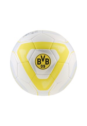 Pallone da calcio bianco e giallo con logo nero "BVB 09" al centro di un pannello esagonale su sfondo bianco semplice.