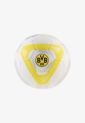 Pallone da calcio bianco e giallo con logo nero "BVB 09" al centro di un pannello esagonale su sfondo bianco semplice.