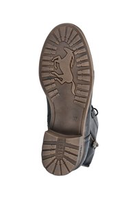 Stivale in pelle nera con suola in gomma testurizzata. La suola presenta un design stampato di un cavallo e il nome del marchio "MUSTANG." Taglia 37 segnata.