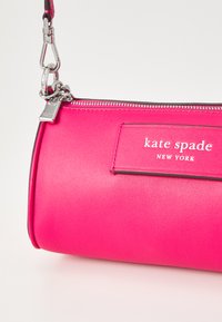 kate spade new york LABEL SMOOTH POCHETTE - Torbica - rosehip