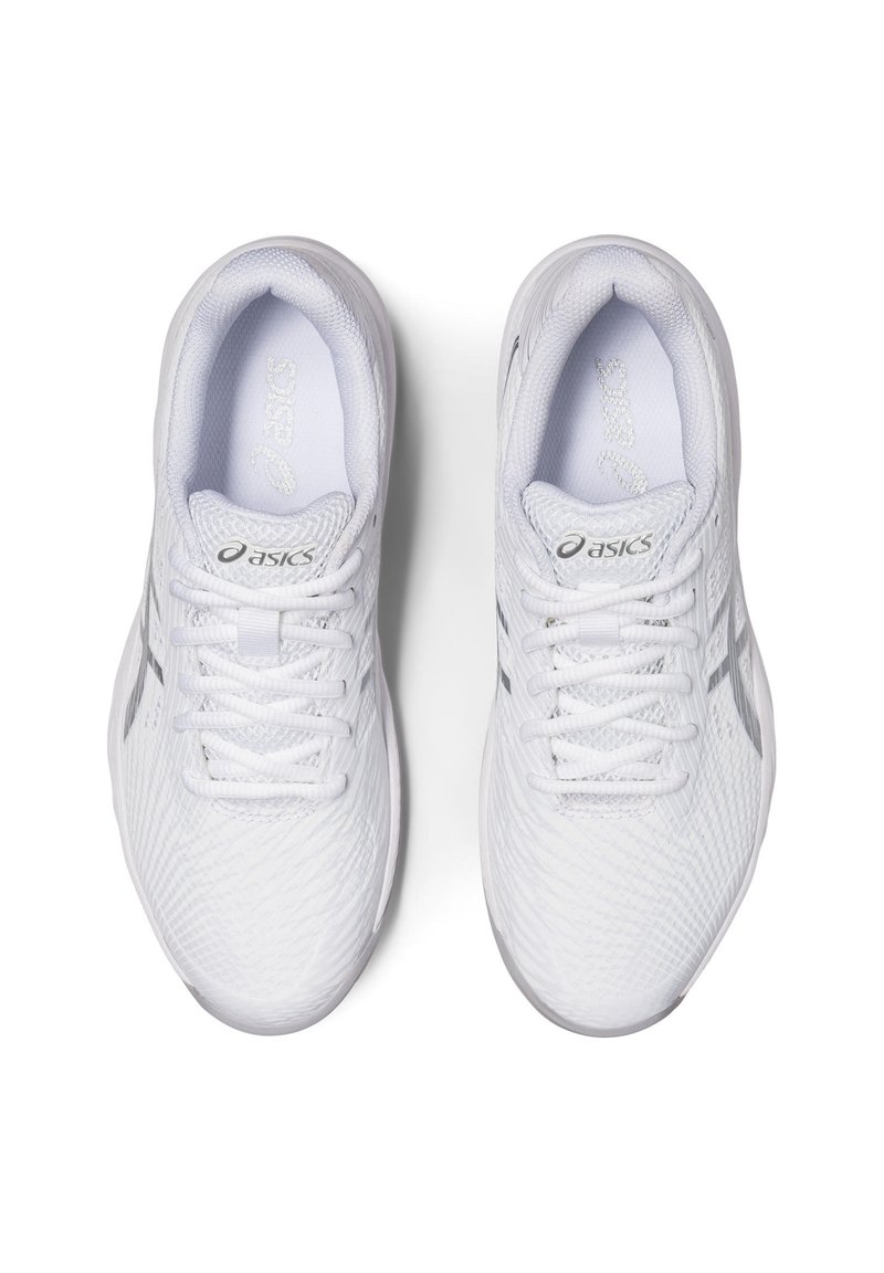 Zapatillas deportivas blancas con parte superior de malla texturizada, cordones planos y detalles en plata que presentan el logo de la marca en la lengua y el lateral.