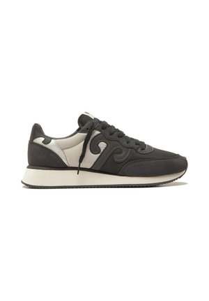 Sneaker atletica nera e grigia con pannelli in suede e sintetico, design con lacci, colletto imbottito e dettagli con cuciture a contrasto.