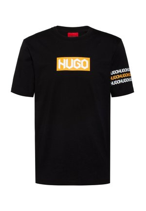 Czarna koszulka t-shirt z krótkim rękawem z pomarańczowym prostokątnym logo "HUGO" na klatce piersiowej oraz powtórzonym napisem "HUGO" w białym i pomarańczowym kolorze na prawym rękawie.