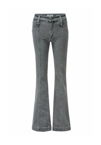 Jeans de mezclilla gris de cintura alta con costuras frontales, cierre de botón de metal, presillas para cinturón y piernas ligeramente acampanadas.