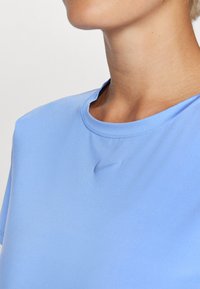 Nike Performance ONE CLASSIC  - Spordi T-särk - royal pulse/black