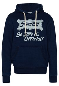 Felpa blu navy in cotone, con tasca a marsupio frontale, polsini a costine e cappuccio con coulisse. Testo grafico esposto in modo prominente.