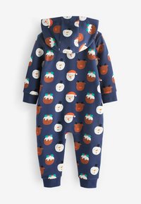 Un monaje de color azul marino con capucha, adornado con divertidos patrones de muñecos de nieve, renos y puddings navideños en colores contrastantes.