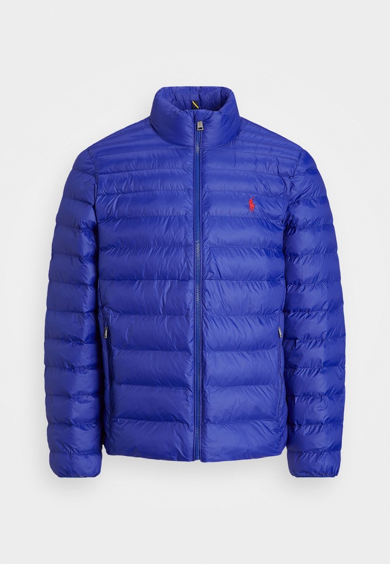 Modrá péřová bunda s vertikálním prošitím, vysokým límcem, celopropínacím předním zipem, bočními kapsami a malým logem na levé straně hrudi.