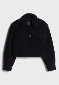 Czarna, krótka kurtka wykonana z miękkiego polaru, z przodem zapinanym na guziki, dwiema kieszeniami na piersi i kołnierzowym dekoltem. Teksturowany materiał dodaje głębi.