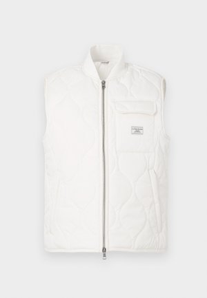 Hvid quiltet vest med høj krave, lynlås foran og brystlomme. Struktureret stof og subtilt mønster skaber et let design.