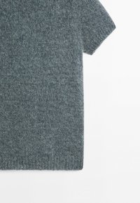 Short-sleeve knitted sweater in soft gray fabric with a subtle textured pattern and ribbed hem.