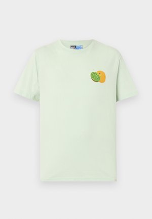 Svetlozelena majica kratkih rukava s malim grafikonom kivija i naranče na lijevoj strani prsa.