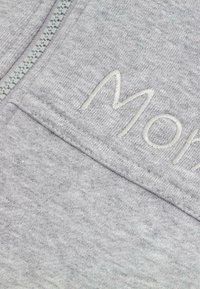 Grijze rits sweatshirts met een textuurstof, geborduurde "M"-detail en een gladde rits aan één kant.